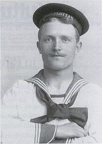 Carl Emil Pettersson
(1875-1937)

Han gick till sjöss som 17-åring kring 1892 och hamnade senare kring 1898 i Bismarckarkipelagen i Tyska Nya Guinea där han arbetade för det tyska handelshuset Neuguinea-Compagnie med huvudkontoret i Kokopo.

Under en resa i Stilla havet förliste Petterssons fartyg på juldagen 1904 utanför Tabar Island. Han tog sig i land nära byn Teripax på ön Simberi där han sedan började med koprahandel och lyckades skapa en egen kopraplantage som han också kallade Teripax. År 1907 gifte han sig med lokalhövdingen Lamys dotter, Singdo-Misses och de fick nio barn. En grannö heter Kurudu.  (kanske förebild för Kurrekurreduttön). 
