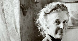 Alice Tegnér 1864-1943, här vid pianot i sitt hem i Djursholm, 1932. 
Hon har inte bara skrivit barnsånger. Hon har även medverkat vid redigeringen av allsånghäftet 