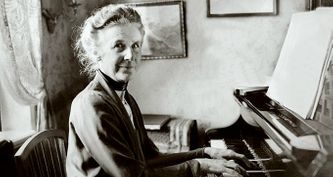 Alice Tegnér 1864-1943, här vid pianot i sitt hem i Djursholm, 1932. 
Hon har inte bara skrivit barnsånger. Hon har även medverkat vid redigeringen av allsånghäftet 